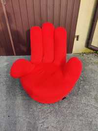 Fotel w kształcie dłoni, obracany
