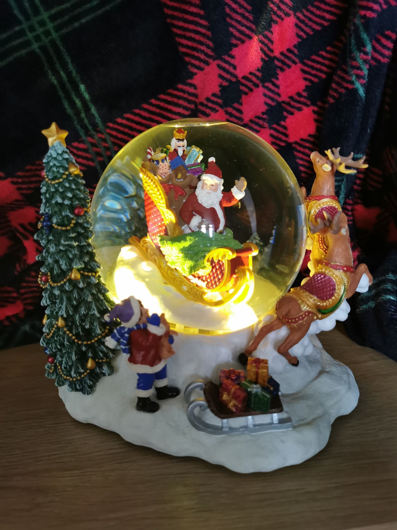 Duża podświetlana kula śnieżna