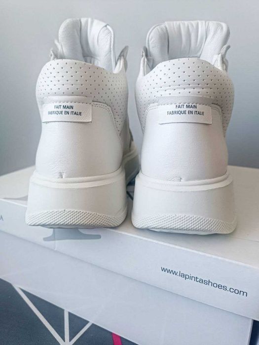 Trampki białe wykonane z naturalnej skóry z perforacjami