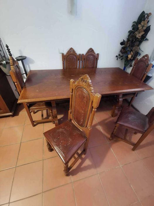 Móvel e mesa com cadeiras