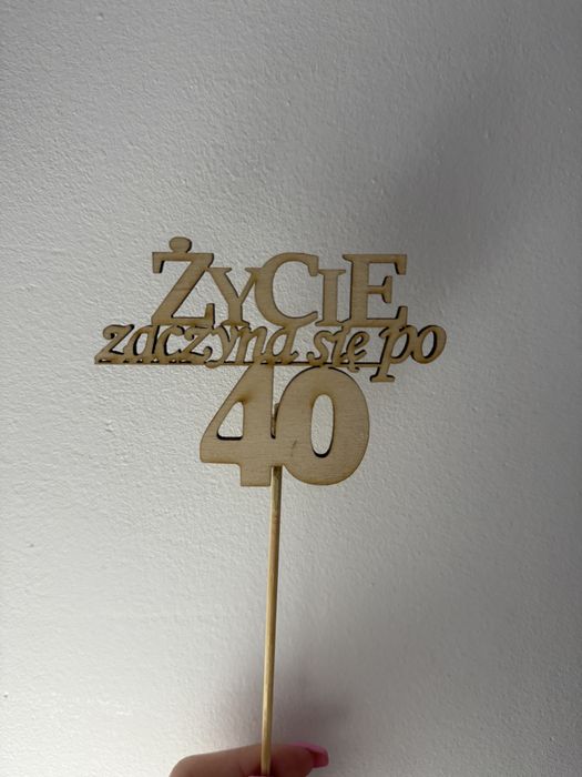 Drewniany topper na tort ,,Życie zaczyna się po 40”