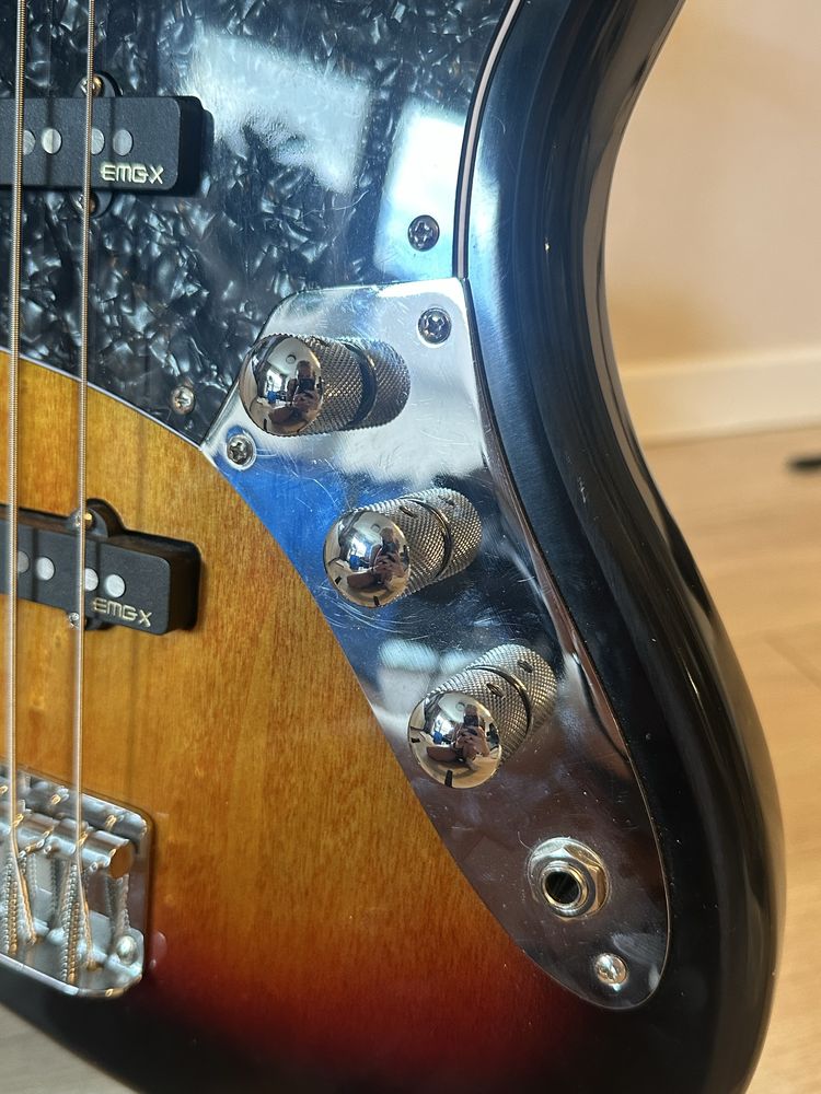 Gitara basowa Squier Jazz Bass - Aktywny (EMG jvx)