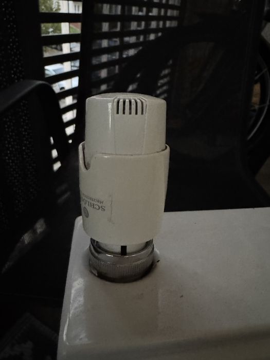 Grzejnik 600x500 mm z głowicą i szelkami.