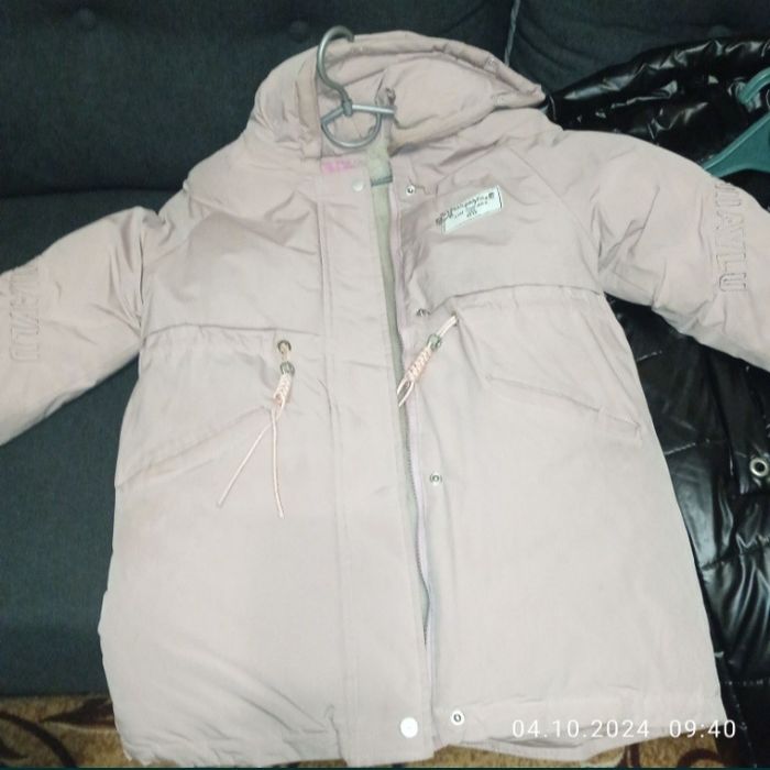 Зимние шапки  б/у, курточки на девочку