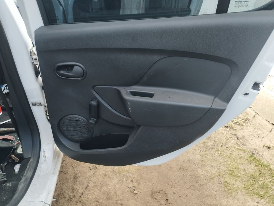 Продам дверную карту 3шт на Рено сандеро, Renault Sandero
