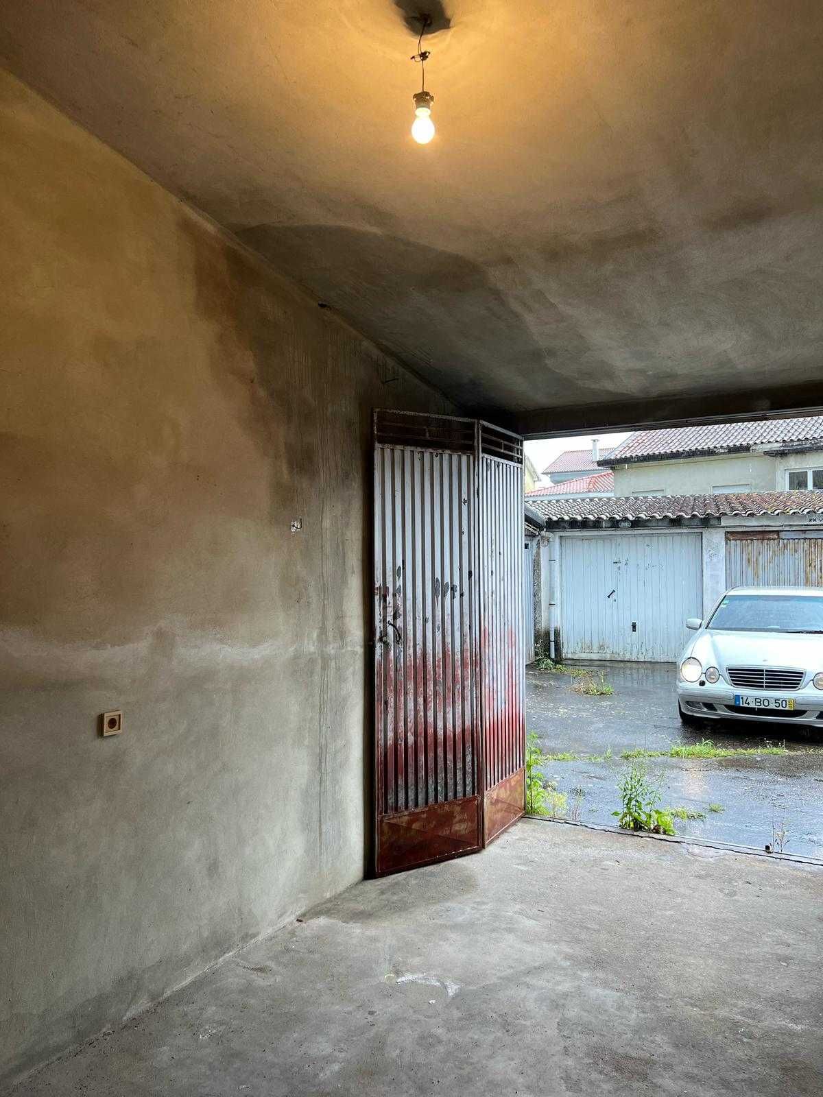 Vende-se garagem individual fechada em Coimbra cidade