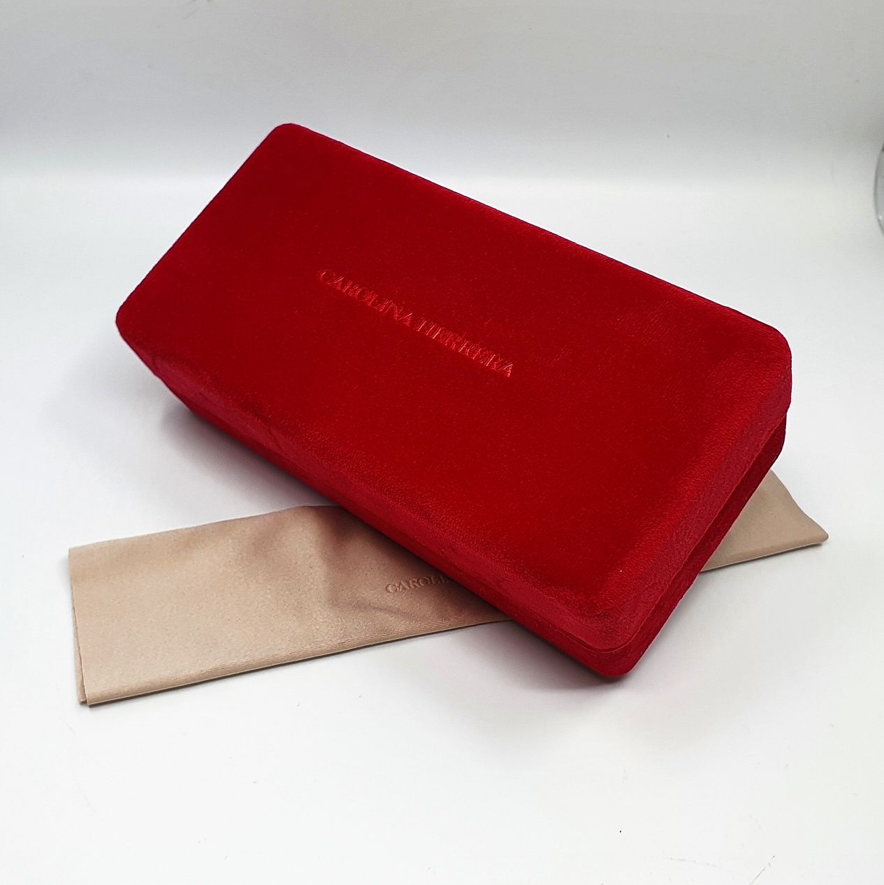 Etui na duże okulary Carolina Herrera.