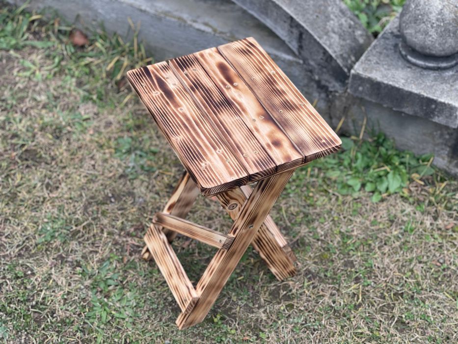 Деревʼяні лаковані ,розкладні столики та стільці. Для відпочинку ітд.