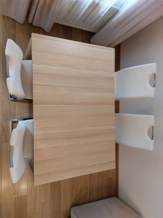 Stół rozkładany + 4 krzesła ( jasna skóra ekologiczna) nogi chromowane