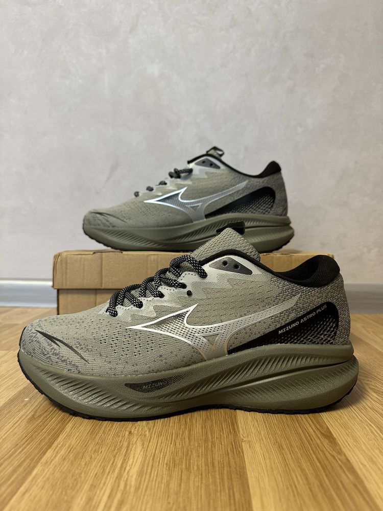 Кросівки Mizuno Astro Plus нові (28,5 см)