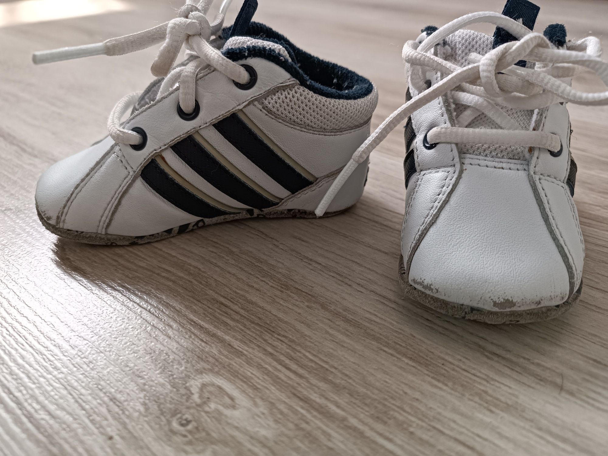 Buty niechodki adidas białe z granatowym wykończeniem 18