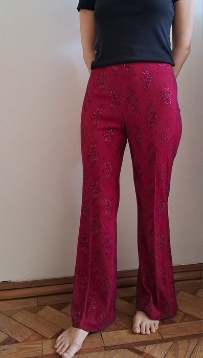 Calcas de renda de boca de sino.