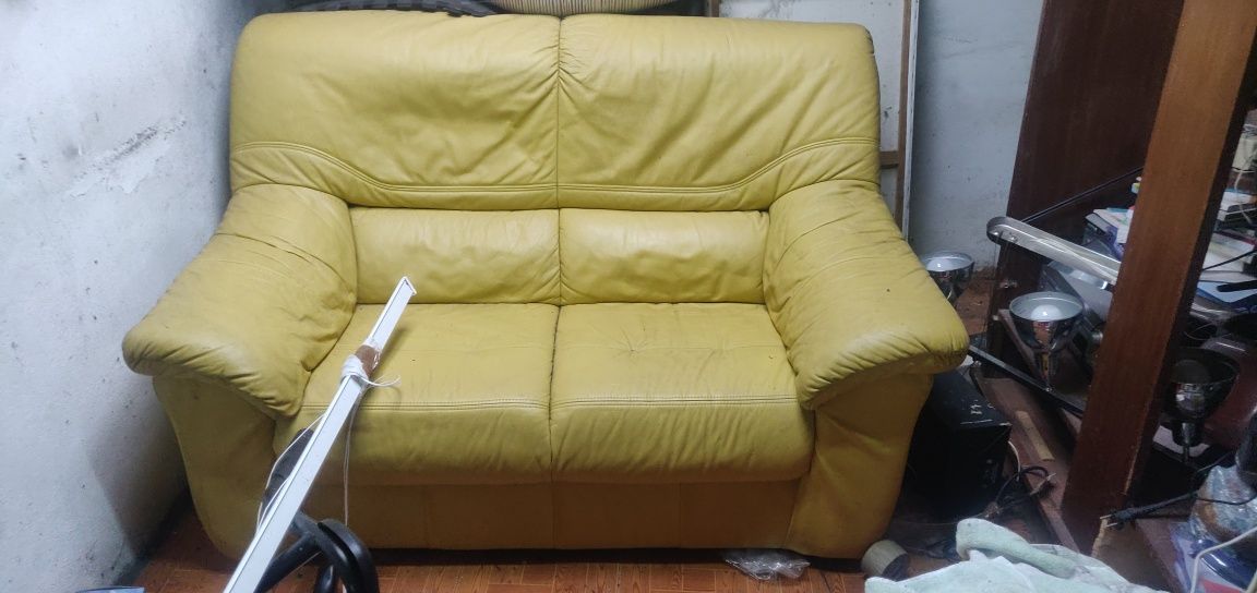 Sofá 2 lugares  em pele