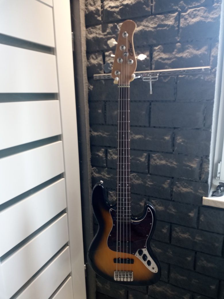 Gitara basowa 5 strunowa Career