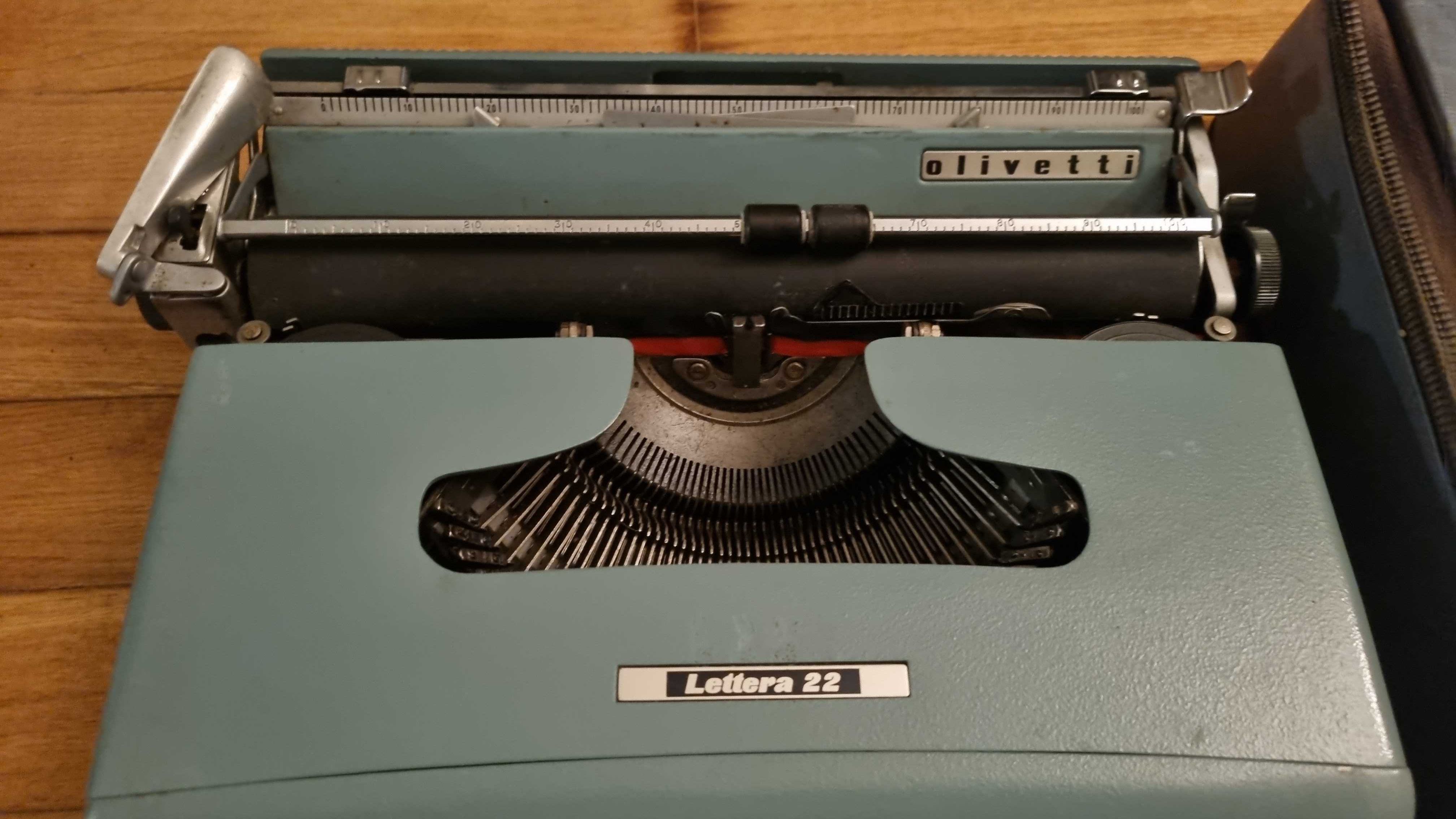 Máquina de escrever Olivetti Lettera 22 vintage + estojo