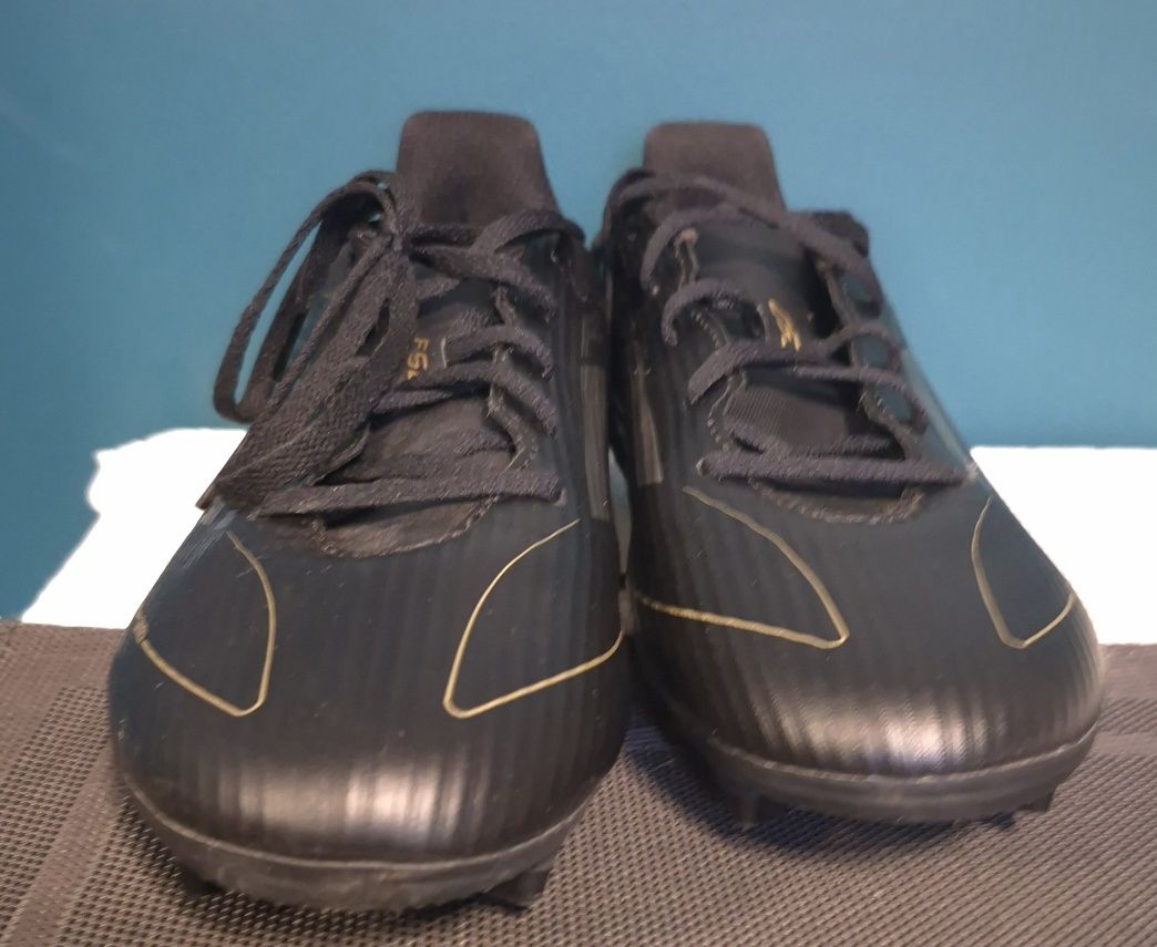 Męskie korki Adidas F50 CLUB FXG IE0614

F50 CLUB FXG IE0614