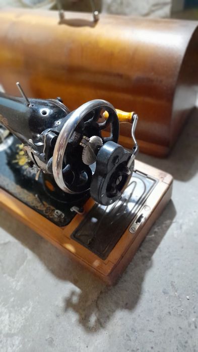 Швейна машинка ручна