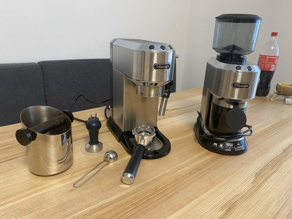 Кавоварка -кавомолка delonghi все як нове