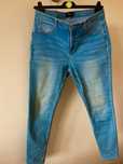 Modne spodnie dżinsowe o kroju skinny fit marki Mohito