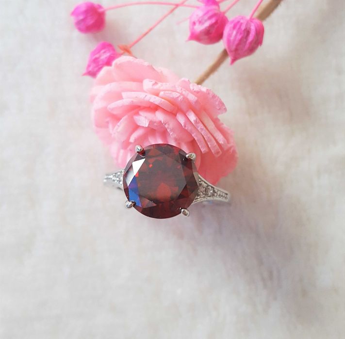 Nowy pierścionek srebrny kolor duże czerwone oczko kamień retro