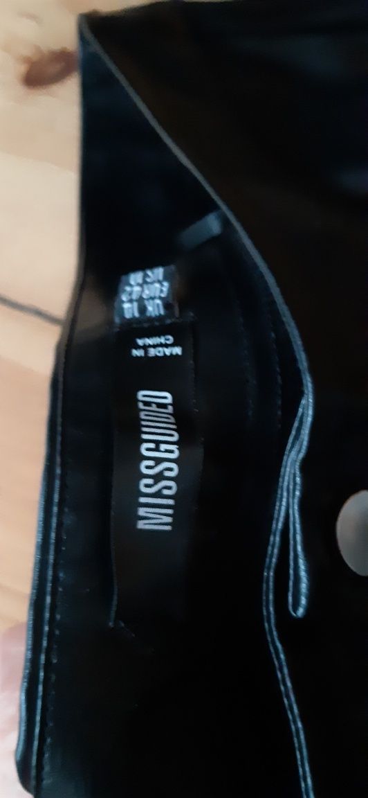Spodnie czarne proste z ekoskory Missguided 40/42