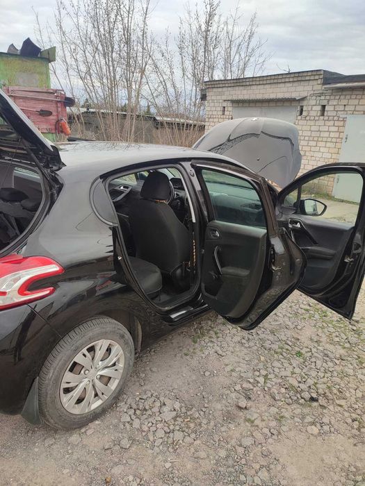 продам ПЕЖО 208 2014 р на автоматі  з малим пробігом