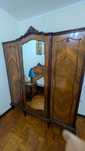 Roupeiro antigo em madeira com 3 portas e espelho central