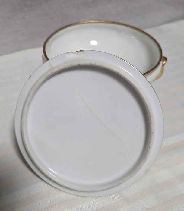 Porcelanowe puzderko Limoges France – ręcznie malowane, złocone