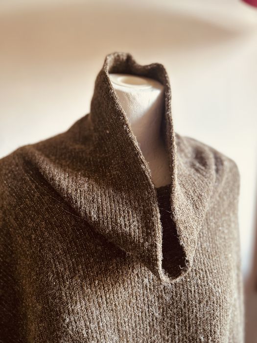 Ponche ou capa em tom verde sem marcas de uso