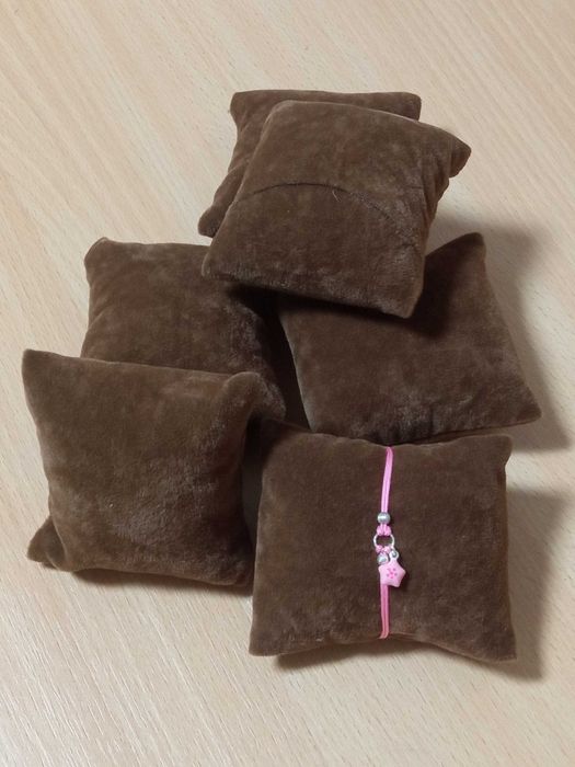 Poduszka ekspozycyjna na biżuterię Stojak na bransoletkę zegarek Brąz