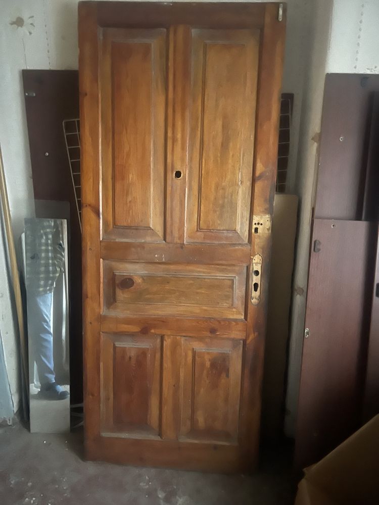Продам деревянную дверь 2000/80