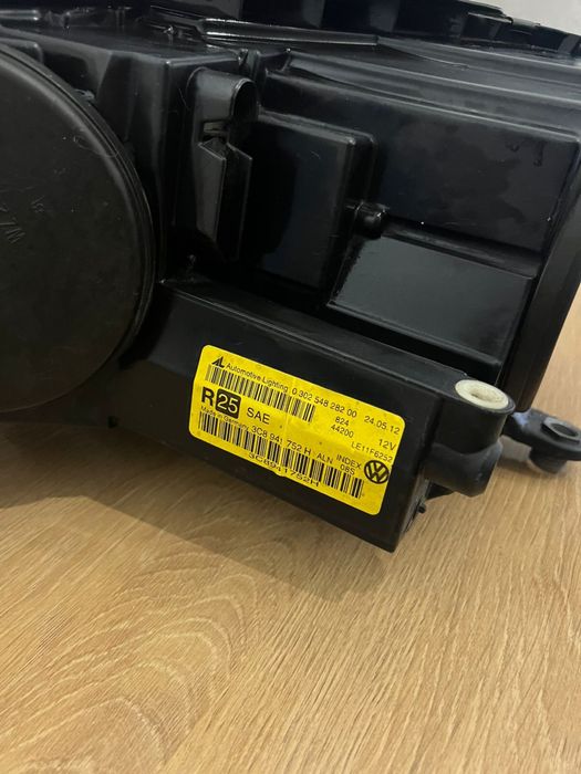 Права фара Volkswagen CC