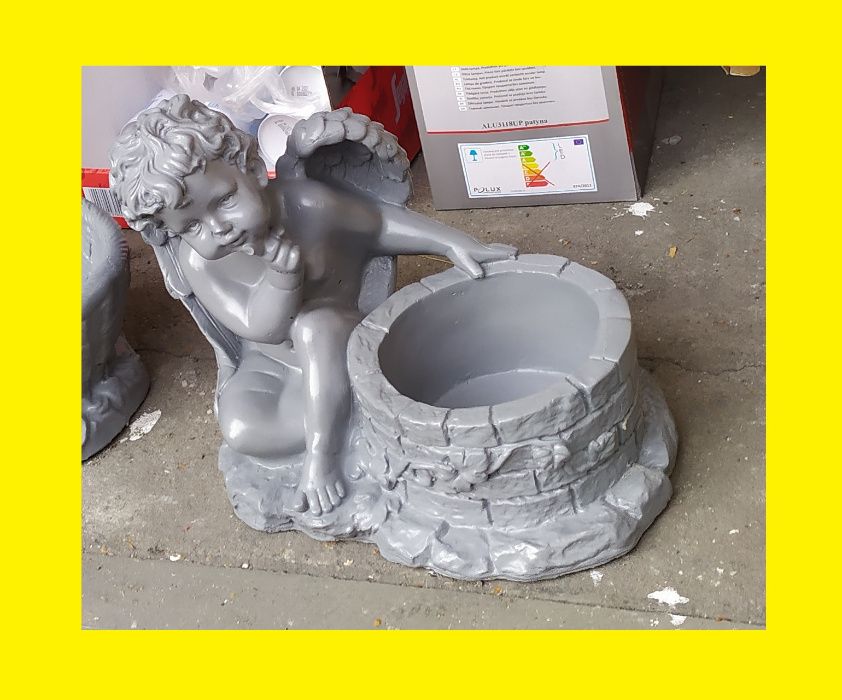 Rzeźba do domu altanki ogrodu na balkon Aniołek przy Studni Kwietnik !