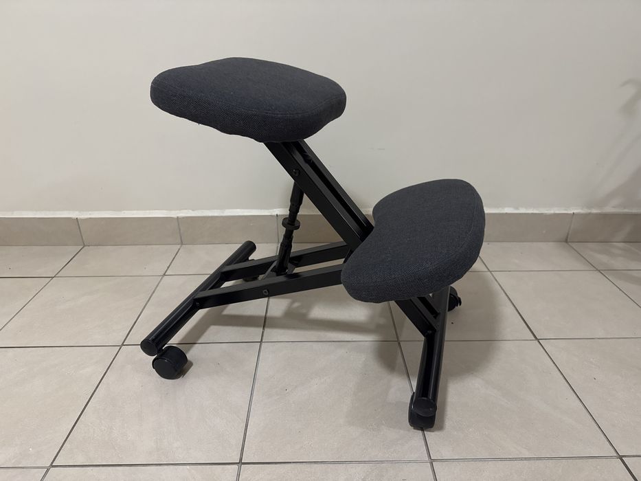 Klękosiad, klęcznik do pracy przy biurku