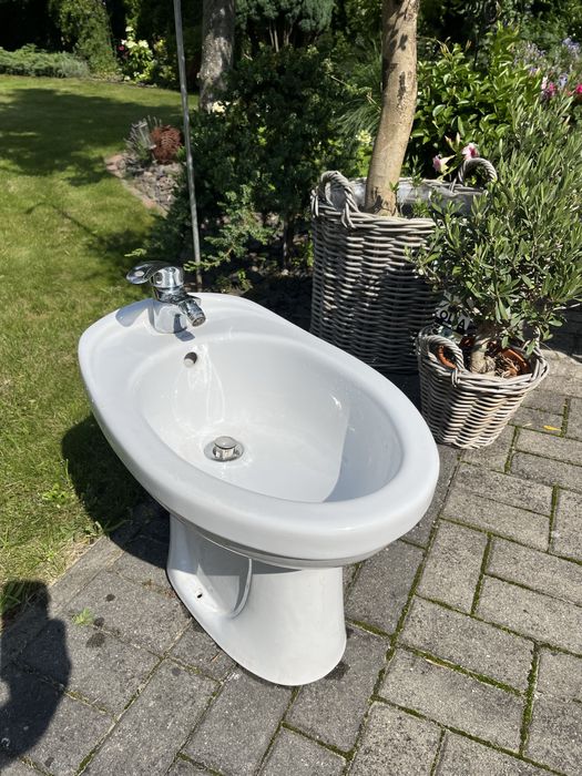 Bidet z baterią i korkiem
