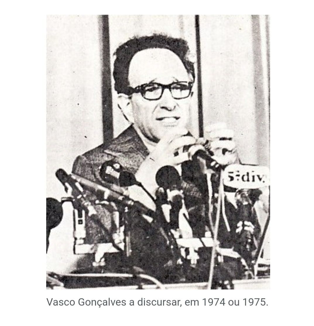 Copo Antigo de Vasco Gonçalves * Membro do Partido Comunista Português