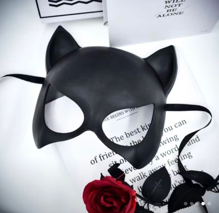 Маска жінки-кішки