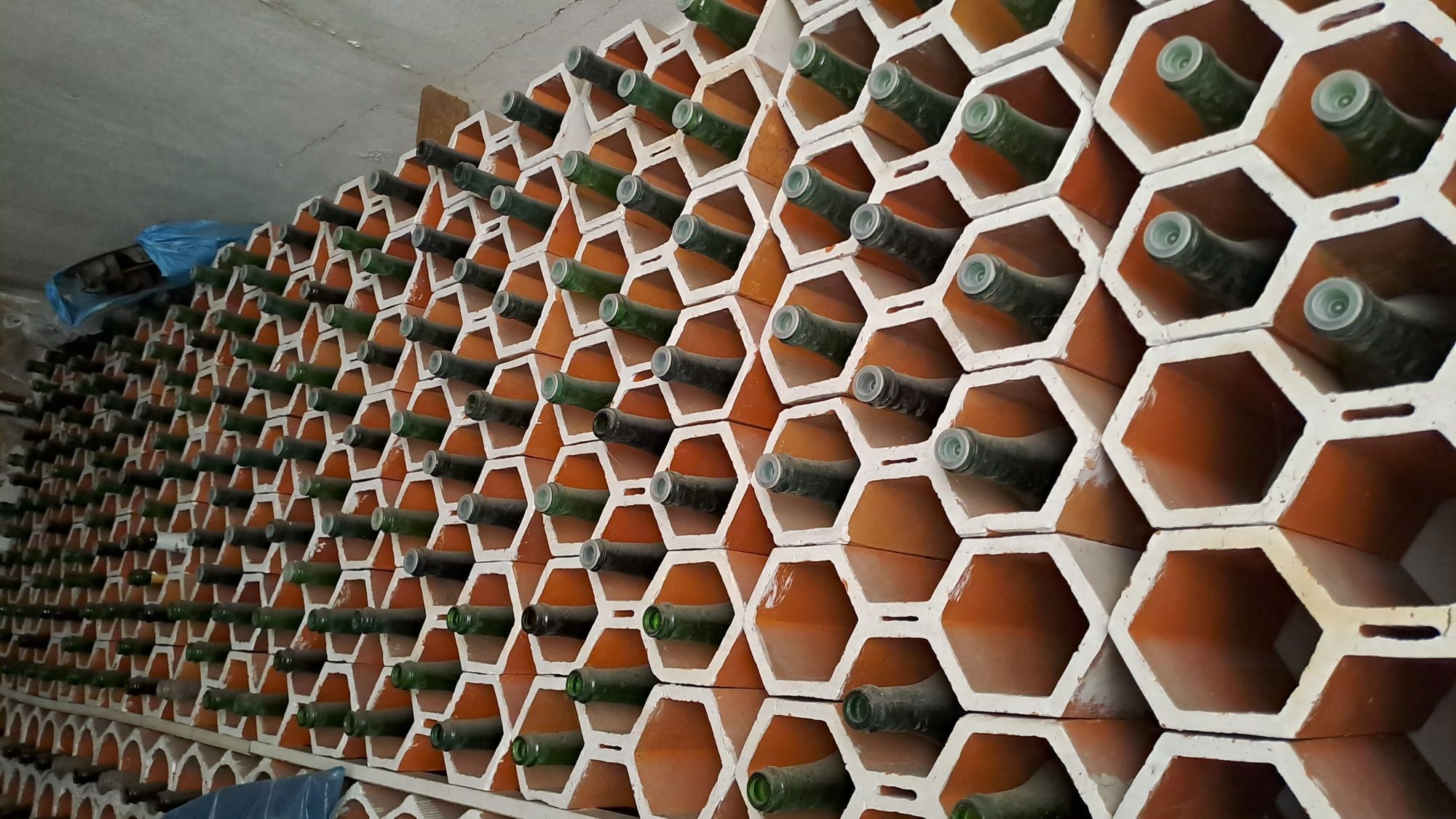 Garrafeira bloco hexagonal 70 unidades