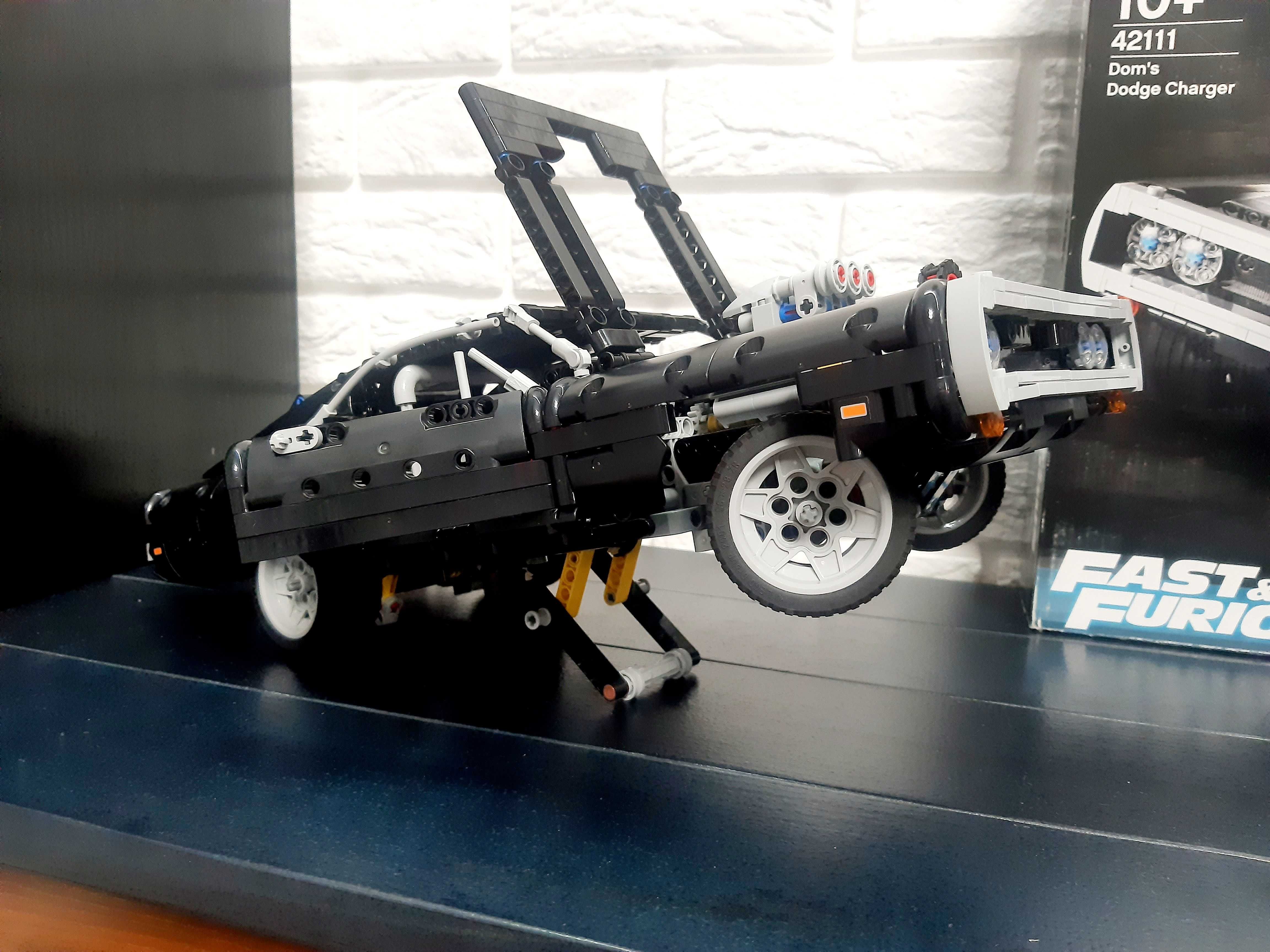 Конструктор LEGO Technic Dodge Charger (42111) є коробка та інструкція