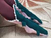 Вязанные носки-крокодилы