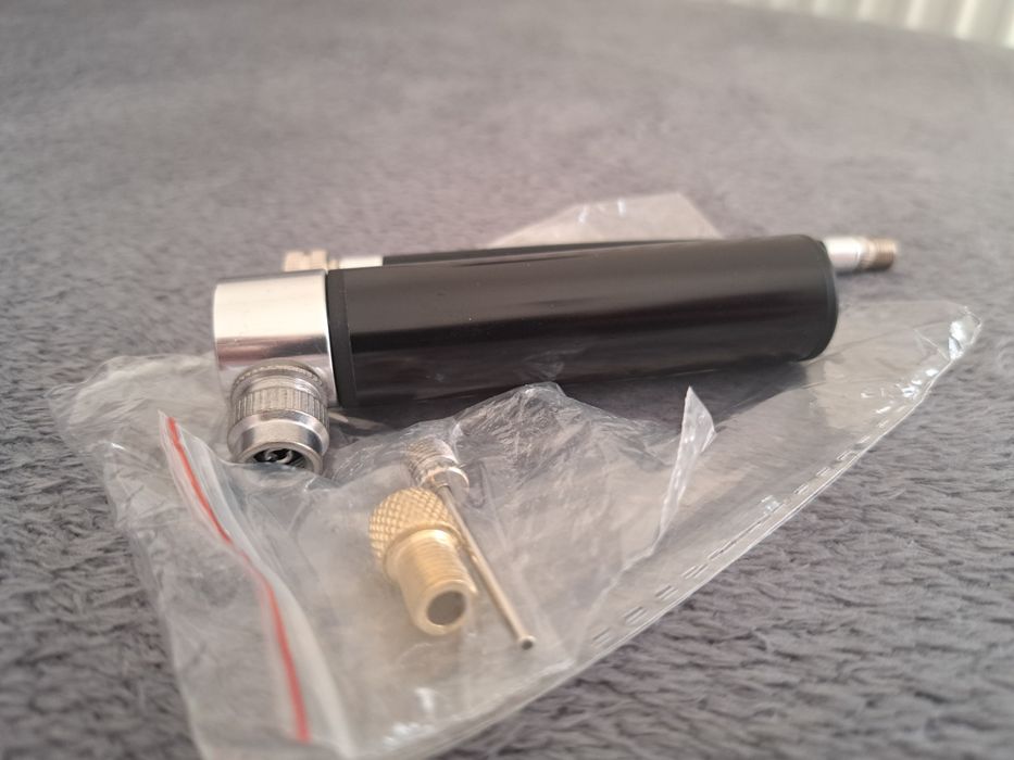 Mini pompka rowerowa miniaturowa bardzo mała lekka + adapter FV-AV