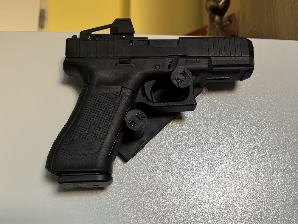 Uchwyt magnetyczny pistolet glock cz i inne do sejfu s1