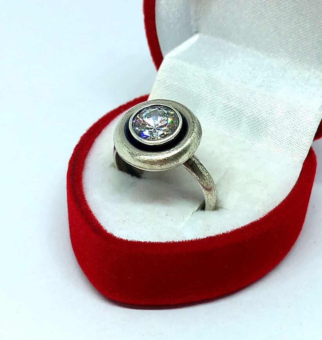 Srebrny pierścionek z Cyrkonią PR.925 W:3,41gr R.11 ,