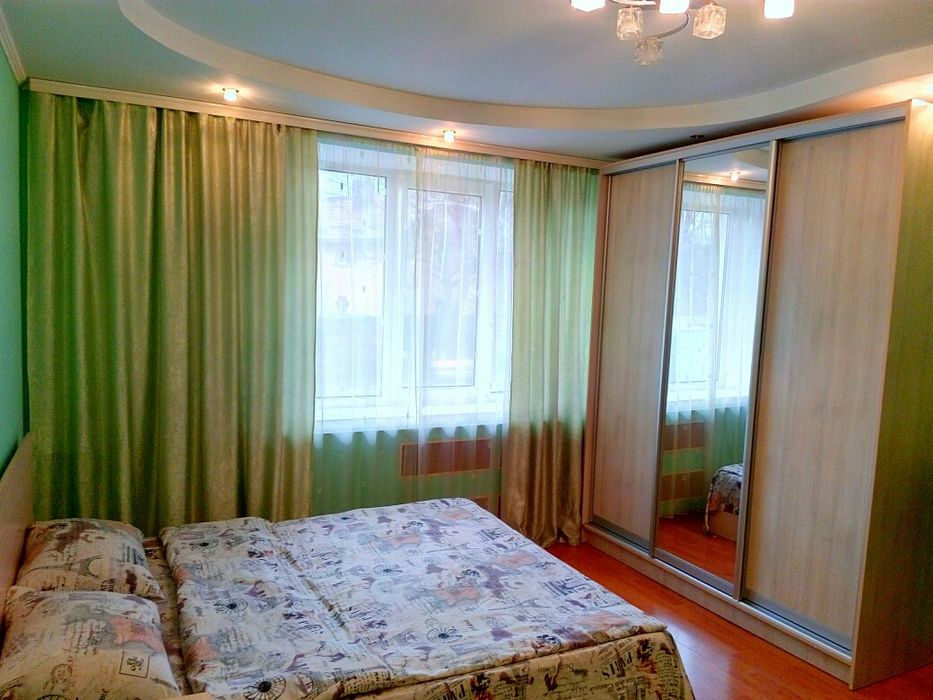 1-кім. Центр. "Злата плаза". Дзеркальна шафа навпроти ліжка. Подобово.