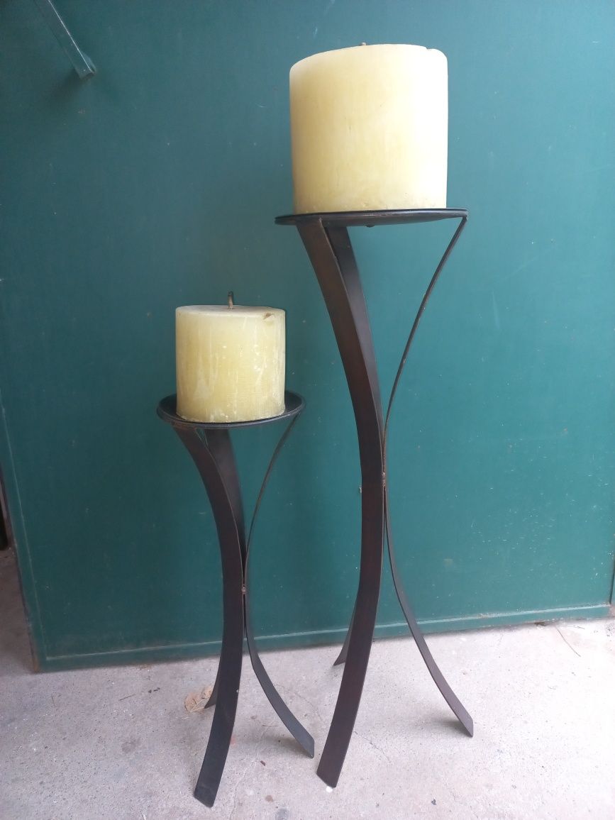 2 castiçais com vela