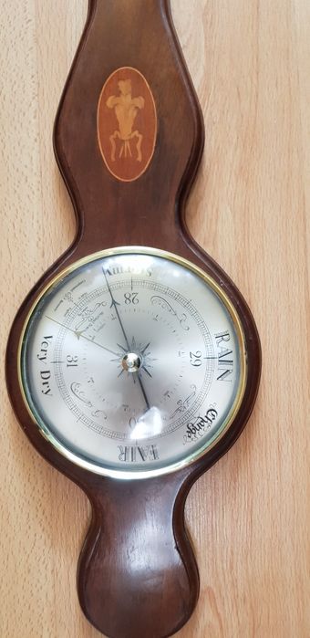 Antyk, duży barometr w drewnie pokrytym fornirem.