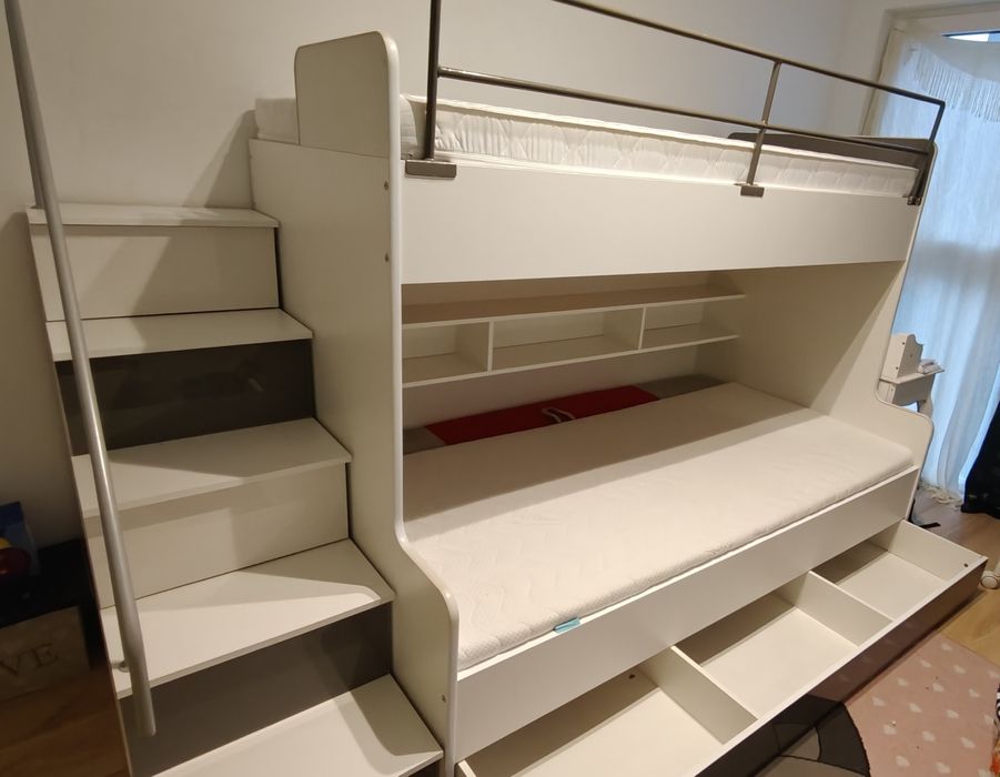 Łóżko piętrowe ze schodkami