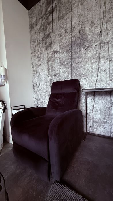 Крісло розкладне для відпочинку або під педикюр.