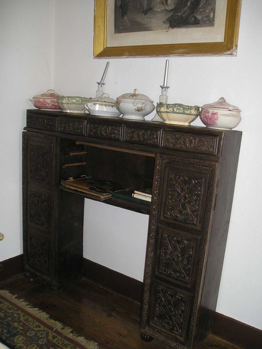 Móvel de madeira entalhada muito antigo, bar, escrivaninha