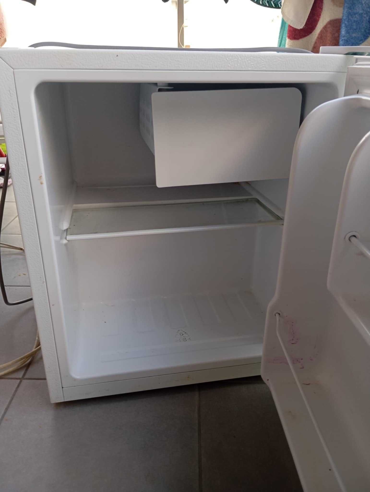 Lodówka KERNAU KFR 04243 W Minibar 47,2 cm 41 l  stan bdb